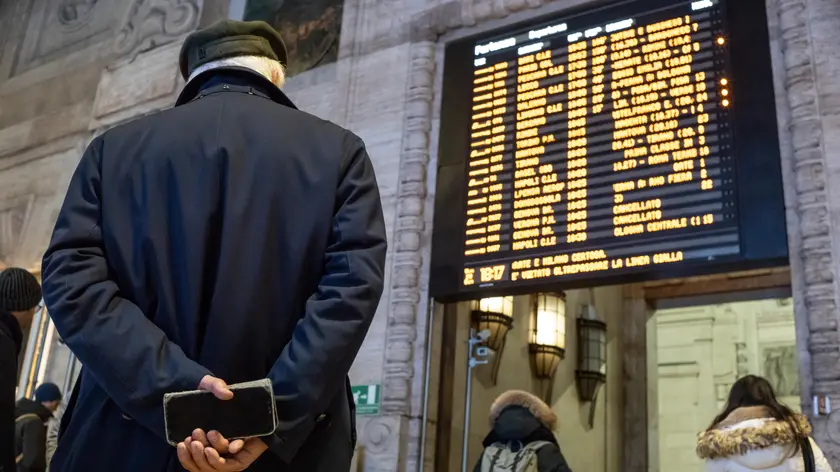 Disagi ai viaggiatori in Stazione Centrale in seguito a guasto sulla linea elettrica.Milano, 20 Gennaio 2023, Davide Canella/ANSA