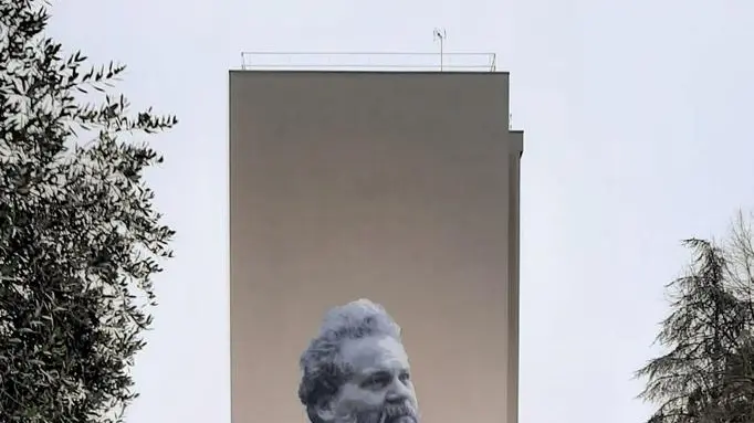 Il murales realizzato sulla facciata del condiminio di Viale Afro Basaldella a Udine, recentemente riqualificato dall’Ater di Udine