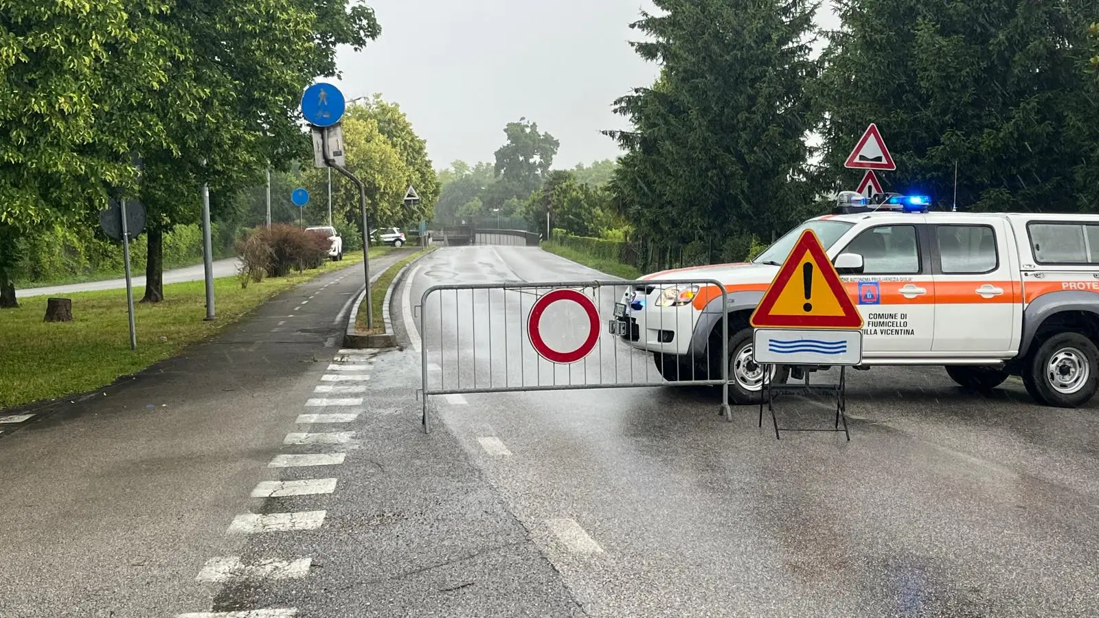 Una bomba d'acqua si è abbattuta nelle prime ore di venerdì mattina a Lignano: la località balneare è finita sott'acqua. Sono stati attivati 28 volontari con 9 automezzi per la gestione delle problematiche conseguenti all’evento meteo e il monitoraggio del territorio