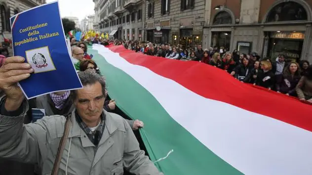 Una lunga bandiera tricolore percorre le strade di Roma oggi 12 marzo 2011 durante la manifestazione "C DAY" per la difesa della costituzione. E' un'enorme onda verde bianca e rossa che si sta muovendo per le strade della capitale al ritmo di 'viva l'Italia' di Francesco De Gregori e 'Il cielo e' sempre piu' blu' di Rino Gaetano. Al corteo in difesa della Costituzione stanno partecipando migliaia di persone; ''la Costituzione non si tocca, la difenderemo con la lotta'', questo il grido che si e' levato piu' volte dal corteo dove Tricolori e frontespizi della Carta Costituzionale italiana vengono sventolati dai manifestanti. ANSA/ALESSANDRO DI MEO