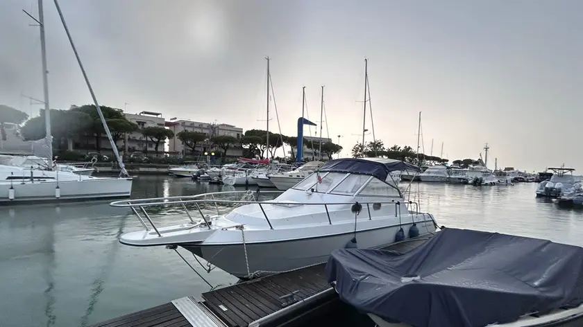 Da questa imbarcazione, ricondotta al porto, è caduto il sessantenne a Lignano