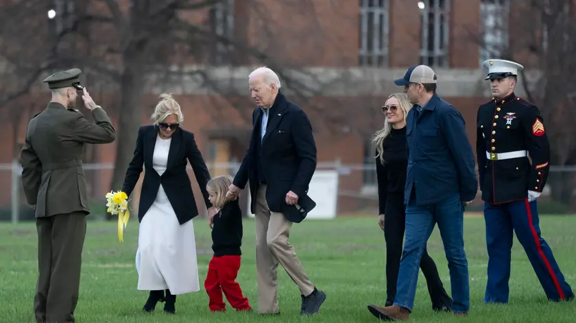 epa11254051 US President Joe Biden (C), First Lady Dr. Jill Biden (2-L), Beau Biden (3-L), Melissa Cohen Biden (3-R) and Hunter Biden (2-R) return to Washington, DC, USA, 31 March 2024, after spending the Easter Weekend in Camp David. EPA/CHRIS KLEPONIS / CONSOLIDATED NEWS PHOTOS / POOL