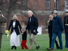 epa11254051 US President Joe Biden (C), First Lady Dr. Jill Biden (2-L), Beau Biden (3-L), Melissa Cohen Biden (3-R) and Hunter Biden (2-R) return to Washington, DC, USA, 31 March 2024, after spending the Easter Weekend in Camp David. EPA/CHRIS KLEPONIS / CONSOLIDATED NEWS PHOTOS / POOL