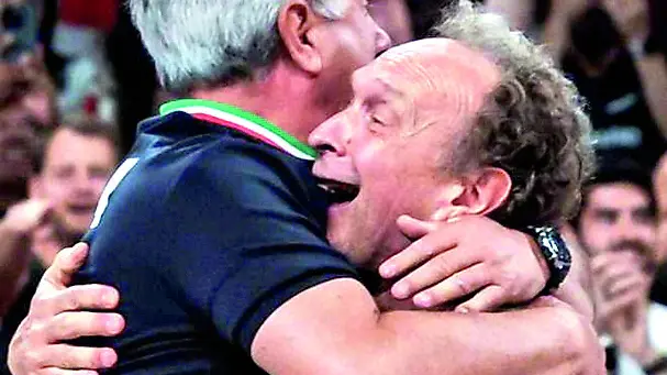 L’abbraccio tra Julio Velasco e Lorenzo Bernardi dopo l’oro di Parigi 2024