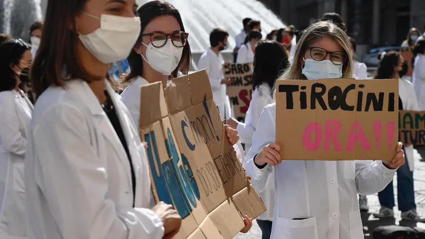 Centinaia di studenti di Medicina dell'Universita' di Genova in piazza De Ferrari, per chiedere di tornare in corsia per svolgere i tirocini. A causa della pandemia di Covid-19 sono stati interrotti. Genova, 08 ottobre 2021. ANSA/LUCA ZENNARO