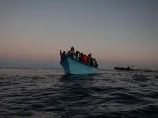 Nella serata di ieri l'equipaggio di Sea-Watch 5 ha salvato 50 persone in difficoltà in mare. Lo rende noto la stessa ong. L'imbarcazione in legno era stata avvistata e segnalata alle autorità dall'aereo da ricognizione di Sea-Watch, Seabird. Le persone soccorse sono a bordo della Sea-Watch 5 e sono in viaggio verso Civitavecchia, il porto assegnato dalle autorità italiane, 30 gennaio 2024. ANSA/US SEA WATCH +++ NPK +++ NO SALES, EDITORIAL USE ONLY +++