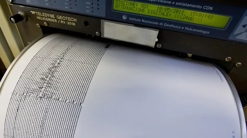 Un vecchio sismografo, ancora in uso, riporta su uno dei tracciati il terremoto che oggi ha colpito le coste dell'Australia di magnitudo 6.9 della scala Richter, nella sala sismica dell' Istituto Nazionale di Geofisica e Vulcanologia a Roma oggi 10 maggio 2011. ANSA/MASSIMO PERCOSSI