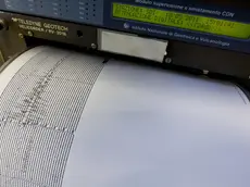 Un vecchio sismografo, ancora in uso, riporta su uno dei tracciati il terremoto che oggi ha colpito le coste dell'Australia di magnitudo 6.9 della scala Richter, nella sala sismica dell' Istituto Nazionale di Geofisica e Vulcanologia a Roma oggi 10 maggio 2011. ANSA/MASSIMO PERCOSSI