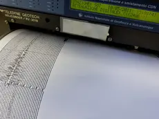 Un vecchio sismografo, ancora in uso, riporta su uno dei tracciati il terremoto che oggi ha colpito le coste dell'Australia di magnitudo 6.9 della scala Richter, nella sala sismica dell' Istituto Nazionale di Geofisica e Vulcanologia a Roma oggi 10 maggio 2011. ANSA/MASSIMO PERCOSSI