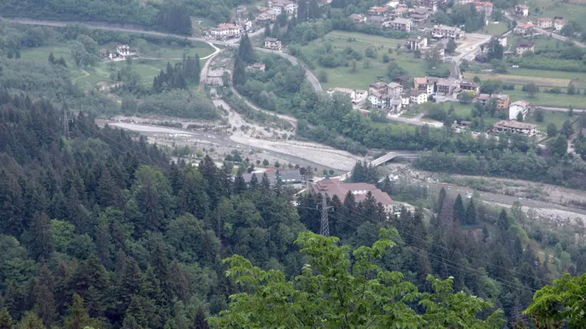ANTEPRIMA Arta Terme 11 maggio 2007 veduta dove sorgerà l'impianto