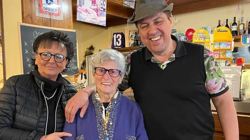 Maria Malisani assieme ai nuovi gestori della storica osteria udinese