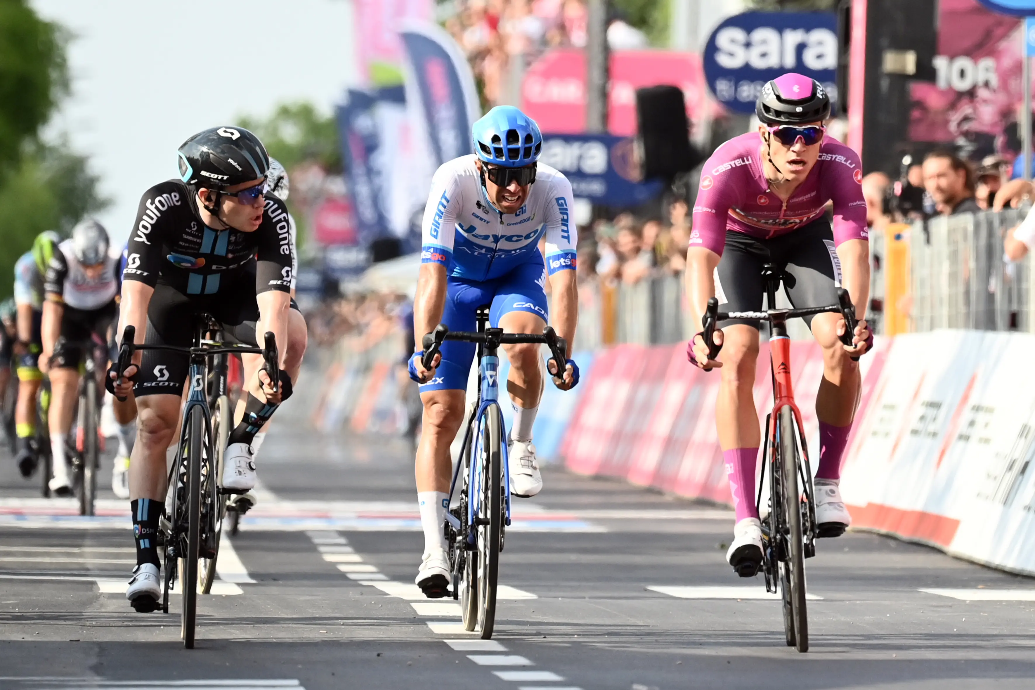 Foto Massimo Paolone/LaPresse 24 Maggio 2023 Caorle - Italia - Sport Ciclismo - Giro d’Italia 2023 - Edizione 106 - Tappa 17 - da Pergine Valsugana a Caorle. Nella foto: volata , DAINESE Alberto(ITA)TEAM DSM Vincitore di tappa , MILAN Jonathan(ITA)BAHRAIN VICTORIOUS, MATTHEWS Michael(AUS)TEAM JAYCO ALULA May 24, 2023 Caorle - Italy - Sport Cycling - Giro d’Italia 2023 - 106th Edition - Stage 17 - From Pergine Valsugana to Caorle. In the pic: DAINESE Alberto(ITA)TEAM DSM Winner stage, MILAN Jonathan(ITA)BAHRAIN VICTORIOUS, MATTHEWS Michael(AUS)TEAM JAYCO ALULA