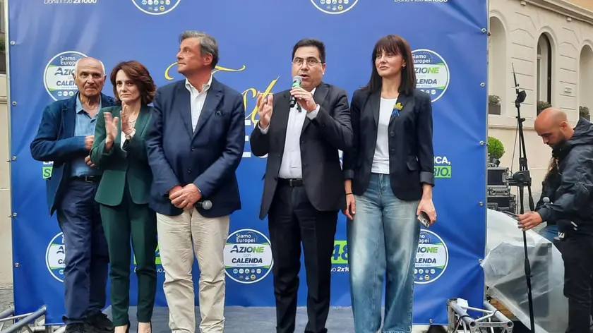 "Sono d'accordo ma allora col finanziamento pubblico si esclude quello privato: se è l'unico modo è l'unico modo ma oggi è tutto una follia. Un partito non può prendere più di 100mila euro" di finanziamento o "fondi dall'estero" ma "un candidato sì, è una normativa fatta talmente male". Lo ha detto il leader di Azione Carlo Calenda parlando a Tagadà e replicando a chi gli chiedeva del dibattito sul finanziamento ai partiti emerso dopo l'inchiesta ligure. "Il quadro che sta uscendo - ha detto inoltre in una nota - evidenzia, tra le altre cose, un gigantesco 'baco' nella norma sui finanziamenti alla politica, che consente a chi è committente di lavori pubblici o concedente di ricevere finanziamenti dai soggetti privati interessati. Questo in primo luogo è ciò che spetta a noi parlamentari modificare". ANSA/Azione ANSA PROVIDES ACCESS TO THIS HANDOUT PHOTO TO BE USED SOLELY TO ILLUSTRATE NEWS REPORTING OR COMMENTARY ON THE FACTS OR EVENTS DEPICTED IN THIS IMAGE; NO ARCHIVING; NO LICENSING +++ NPK