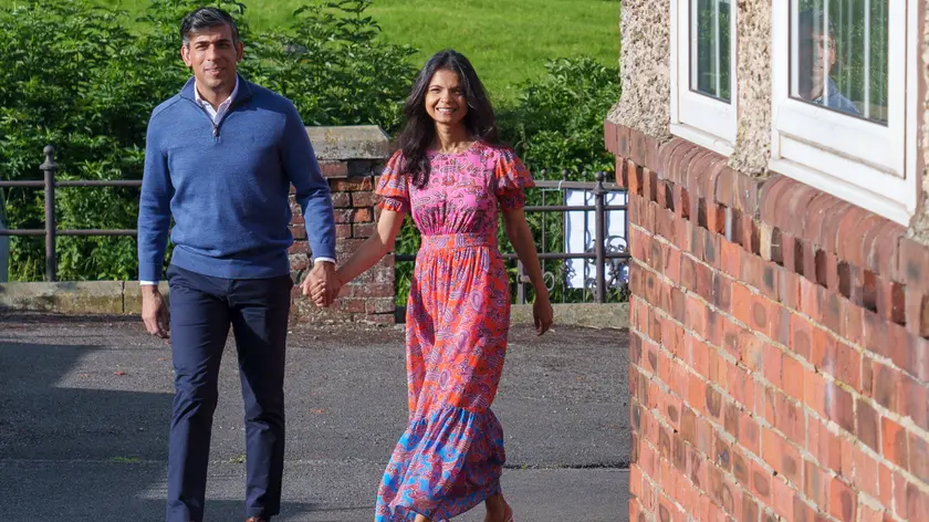 epa11456296 Britain's Prime Minister Rishi Sunak (L) and his wife Akshata Murty arrive to vote at a polling station during the British General Election in Kirby Sigston, Northallerton, Britain, 04 July 2024. Britons are heading to the polls to elect new members of Parliament following the call by Britain's Prime Minister Sunak for a snap election. EPA/DOMINIC LIPINSKI