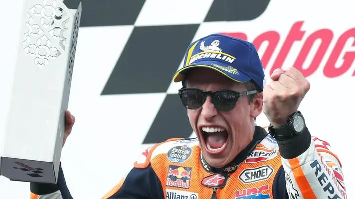 epa07076341 Spanish MotoGP rider Marc Marquez of the Repsol Honda Team celebrates on the podium after winning the Motorcycling Grand Prix of Thailand at Chang International Circuit in Buriram province, Thailand, 07 October 2018. EPA/RUNGROJ YONGRIT