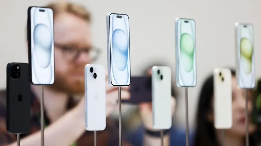 epa10857062 A display of the new Apple iPhone 15 at an Apple product launch event on the campus of Apple Park in Cupertino, California, USA, 12 September 2023. EPA/JOHN G. MABANGLO