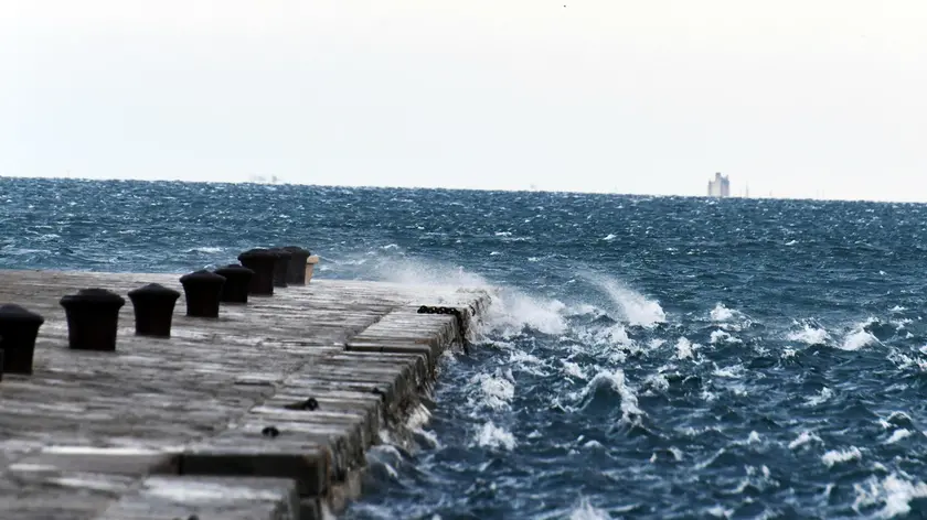 Una frizzante bora ha spazzato via le feste dei triestini. ANSA/MONTENERO