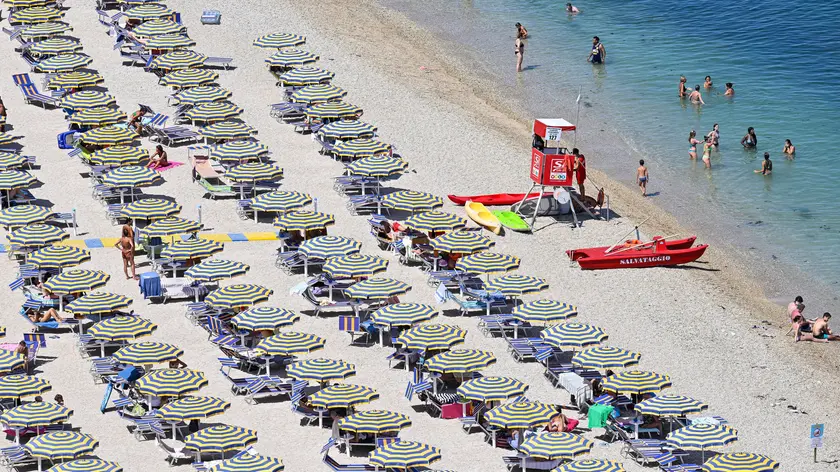 Una spiaggia e stabilimento balneari nel Parco regionale del Conero, nelle Marche, 10 luglio 2023. ANSA/ALESSANDRO DI MEO (mare, vacanze, bagnanti, spiagge, lido)