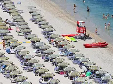 Una spiaggia e stabilimento balneari nel Parco regionale del Conero, nelle Marche, 10 luglio 2023. ANSA/ALESSANDRO DI MEO (mare, vacanze, bagnanti, spiagge, lido)