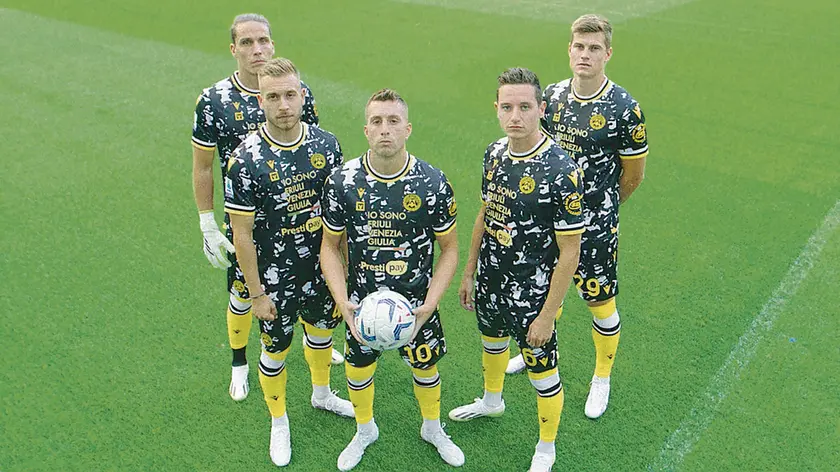 I giocatori dell'Udinese con la terza maglia disegnata da Marcello Pipitone