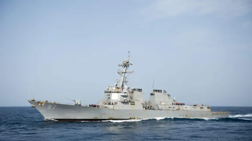 epa05579890 A handout photograph made available on 10 October 2016 by the US Navy shows the guided-missile destroyer USS Mason (DDG 87) prepares to conduct replenishment-at-sea, off the shore in Gulf of Aden, 03 August 2016. According to media reports, the USS Mason came under fire on 09 October 2016 after two missiles were fired from Yemeni territory, allegedly controlled by Houthi rebels. The missiles hit the water before reaching the USS Mason causing no harm to the destroyer or its crew. Houthis denied reports of targeting the warship. EPA/TAYLOR A. ELBERG/ US NAVY/HANDOUT HANDOUT EDITORIAL USE ONLY/NO SALES