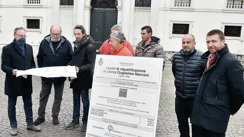 La consegna dei lavori ieri in piazza Marconi con, a sinistra, il vicesindaco con delega ai Lavori pubblici, Loris Michelini (foto Petrussi)