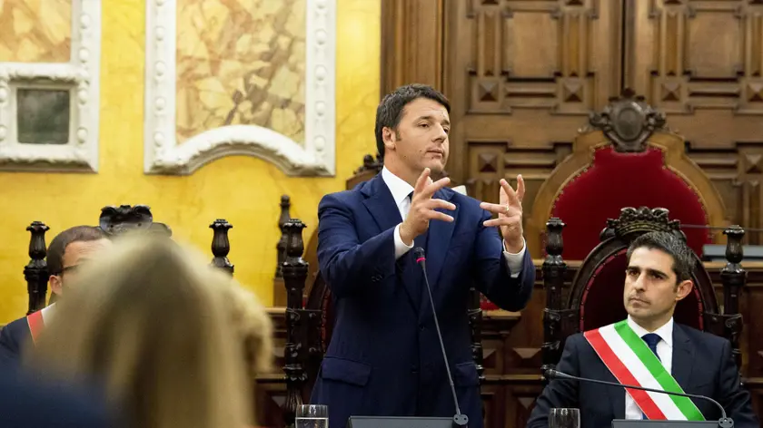 Il presidente del Consiglio Matteo Renzi in Comune a Parma con il sindaco Federico Pizzarotti (D) durante la visita del premier nella città emiliana colpita dalla recente alluvione, 20 novembre 2014. ANSA/BARCHIELLI/ATTILI ++ NO SALES, EDITORIAL USE ONLY ++