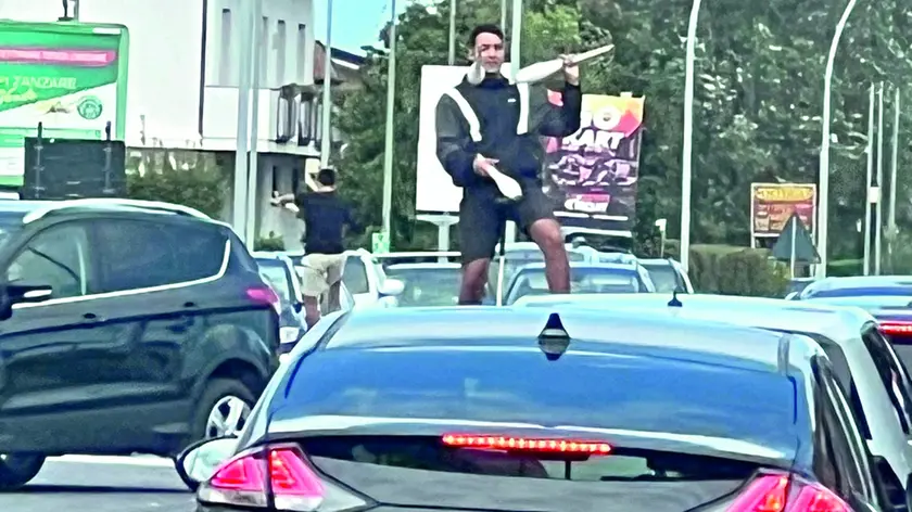 Lo show sui trampoli dei due giovani stranieri a Pertegada