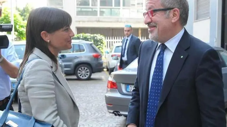 Il presidente della Regione Lombardia Roberto Maroni ha ricevuto, questa mattina, presso la sede dell'Azienda regionale Emergenza Urgenza (Areu), la presidente della Regione Friuli Venezia Giulia Debora Serracchiani, in visita in Lombardia per studiare il sistema regionale del Numero unico di Emergenza (Nue) 112. Milano, 22 giugno 2015. ANSA/REGIONE LOMBARDIA..+++ ANSA PROVIDES ACCESS TO THIS HANDOUT PHOTO TO BE USED SOLELY TO ILLUSTRATE NEWS REPORTING OR COMMENTARY ON THE FACTS OR EVENTS DEPICTED IN THIS IMAGE; NO ARCHIVING; NO LICENSING +++