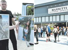 Amici e parenti si sono stretti nel dolore per l'ultimo saluto, a Udine, di Bianca e Patrizia (foto Petrussi)