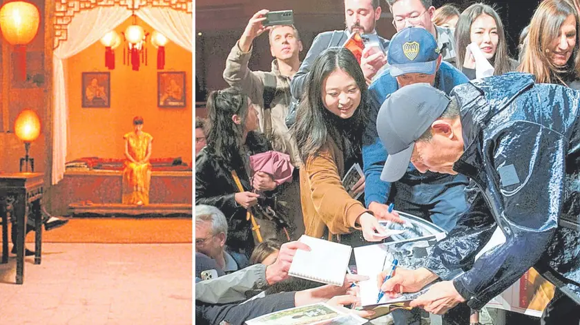 Il regista Zhang Yimou, protagonista in chiusura del Far East 26; a sinistra una scena del film Lanterne Rosse