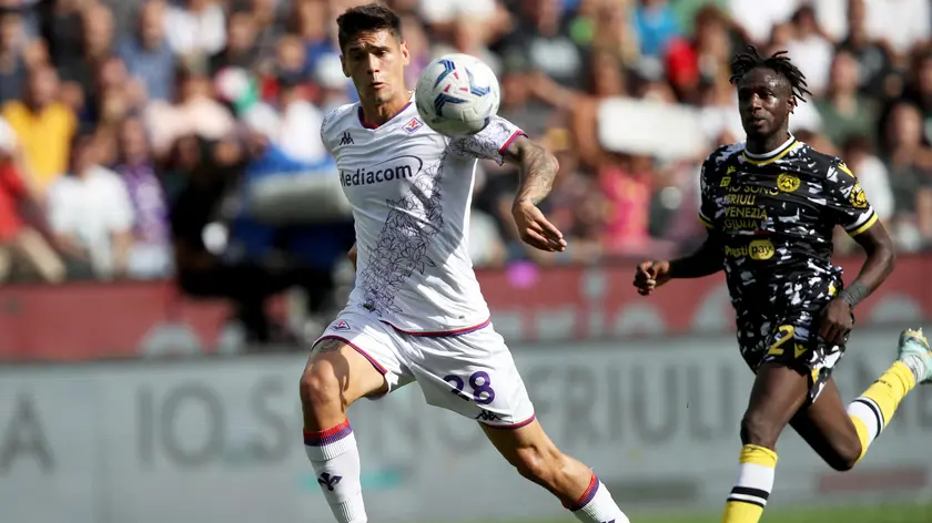 Fiorentina’s Lucas Martinez Quarta (L) on his way to score during the Italian Serie A soccer match Udinese Calcio vs ACF Fiorentina at the Friuli - Dacia Arena stadium in Udine, Italy, 24 September 2023. ANSA / GABRIELE MENIS