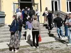 Code al seggio di via Zara a Pordenone, dove in mattinata c’è voluta più di mezz’ora per votare