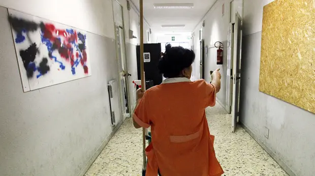 Una bidella cammina in un corridoio il primo giorno di scuola al liceo Newton di Roma, oggi 12 settbre 2011 a Roma..ANSA/ALESSANDRO DI MEO