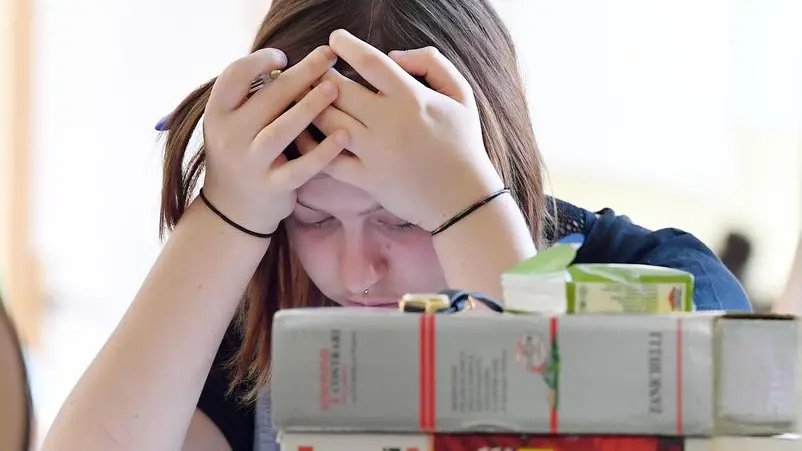 Una studentessa impegnata in una prova dell'esame di maturità in una foto d'archivio. ANSA/ALESSANDRO DI MARCO