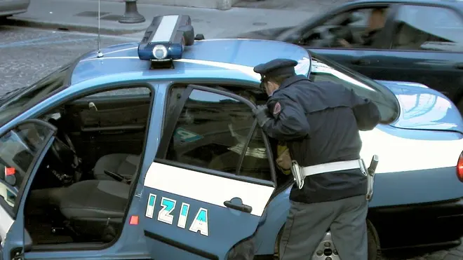 ANTEPRIMA UDINE 28-04-2002 AGGRESSIONE AL PARROCO DELLA CHIESA DI SAN GIORGIO IN VIA GRAZZANO TELEFOTO FOTO AGENCY ANTEPRIMA