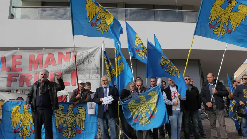 Udine 17 ottobre 2015. Proteste e polizia per la visita del Presidente del consiglio Matteo Renzi al Teatro Giovanni da Udine. Copyright Petrussi Foto Press / Diego Petrussi