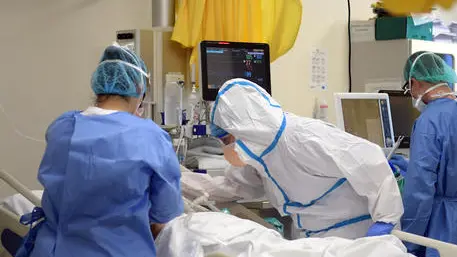 Medici e infermieri al lavoro senza sosta nel reparto di terapia intensiva passato da 5 a 17 letti per curare i pazienti covid all' ospedale di Vizzolo Predabissi, 24 Marzo 2020. Ansa/Andrea Canali