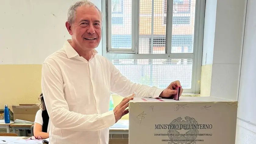 Il ministro Adolfo Urso al voto
