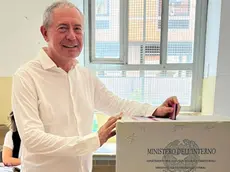 Il ministro Adolfo Urso al voto