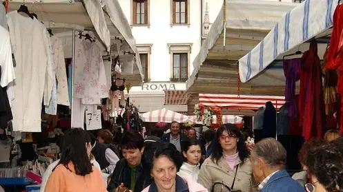 ANTEPRIMA Tolmezzo Novembre 2005. mercato Copyright Massimo Turco Foto Agency Anteprima Udine