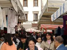 ANTEPRIMA Tolmezzo Novembre 2005. mercato Copyright Massimo Turco Foto Agency Anteprima Udine