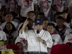 epa07728429 Nicaraguan President Daniel Ortega (R) and his wife, Vice President Rosario Murillo (L), participate in the commemoration of the 40th anniversary of the Nicaraguan Revolution at Faith Square in Managua, Nicaragua, 19 July 2019. EPA/Jorge Torres