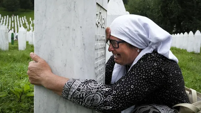 Venticinque anni fa la strage di Srebrenica: ancora oggi le madri cercano i resti dei loro figli