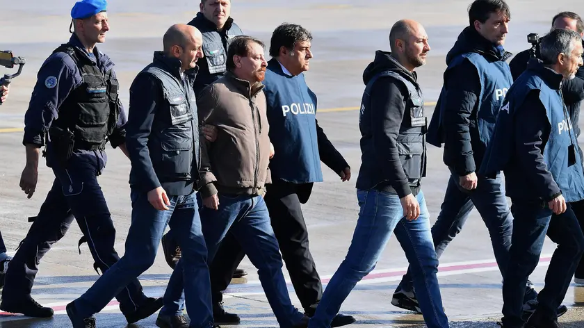 Battisti ha commesso due delitti come esecutore materiale: quello del maresciallo di polizia penitenziaria Antonio Santoro, ucciso a Udine il 6 giugno 1978, e quello dell'agente della Digos Andrea Campagna, ucciso a Milano il 19 aprile 1978.
