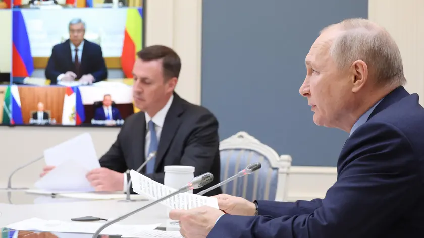 epa10636137 Russian President Vladimir Putin (R) chairs a meeting with Agriculture Minister Dmitry Patrushev (L) and governors, via a video conference in Moscow, Russia, 18 May 2023. EPA/MIKHAEL KLIMENTYEV / KREMLIN / POOL MANDATORY CREDIT