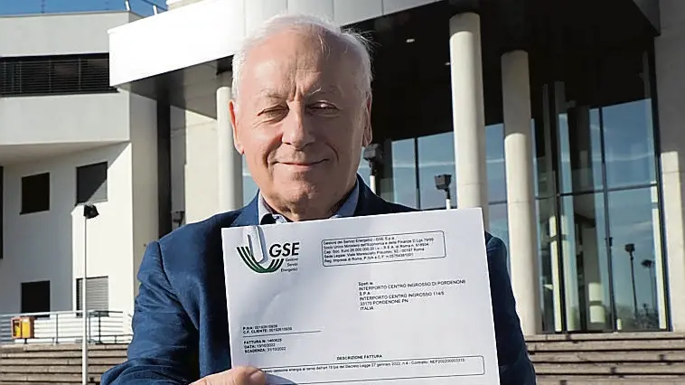 Silvano Pascolo mostra la maxi fattura da oltre 300 mila euro da pagare entro questo lunedì