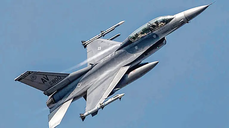 Un F-16 della Base di Aviano in volo (foto Aviano Air Base)