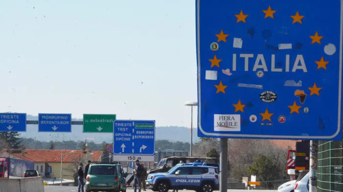 In Slovenia sono iniziati i controlli alla frontiera con l'Italia, e l'ingresso di persone è consentito solo ai cittadini sloveni o ai possessori di un permesso di residenza permanente o temporanea, 11 marzo 2020. ANSA/MAURO ZOCCHI