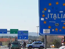 In Slovenia sono iniziati i controlli alla frontiera con l'Italia, e l'ingresso di persone è consentito solo ai cittadini sloveni o ai possessori di un permesso di residenza permanente o temporanea, 11 marzo 2020. ANSA/MAURO ZOCCHI